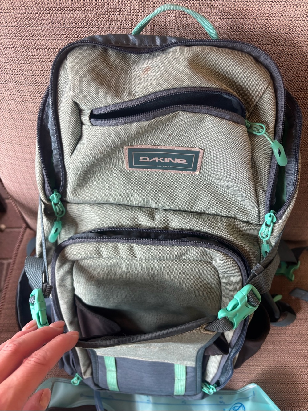 Dakine Women’s Green Canvas Backpack with Teal Accents 14 liter - Picture 10 of 15